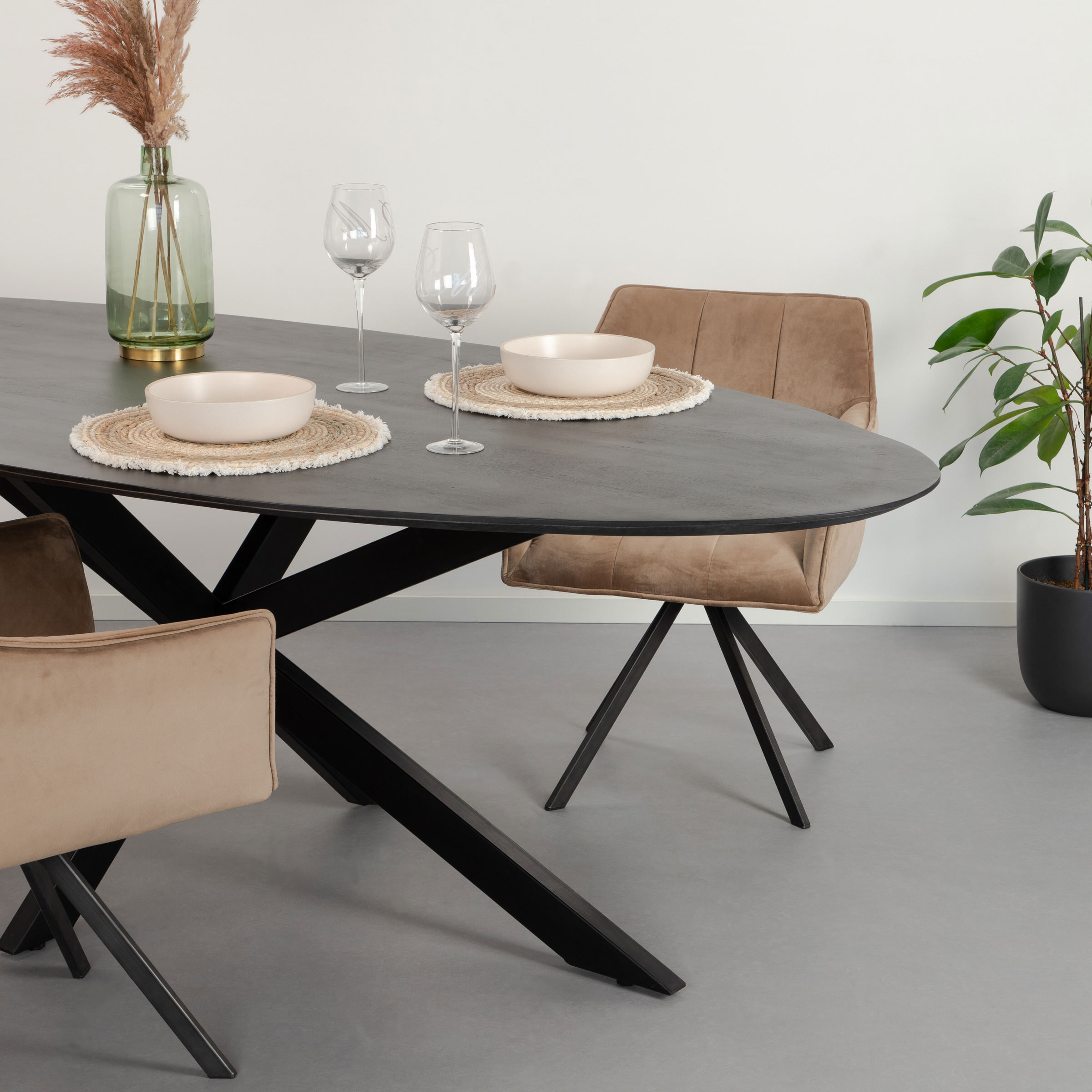 LivingFurn Ovale Eettafel 'Oslo' Mangohout en staal, kleur Zwart, 180 x 90cm
