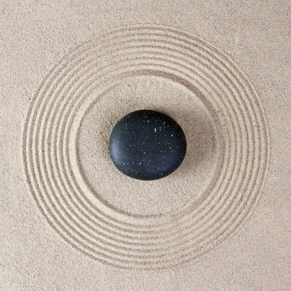 Schilderij - Zen steen in het zand, inspiratie , beige Zwart , 3 maten , Premium Print