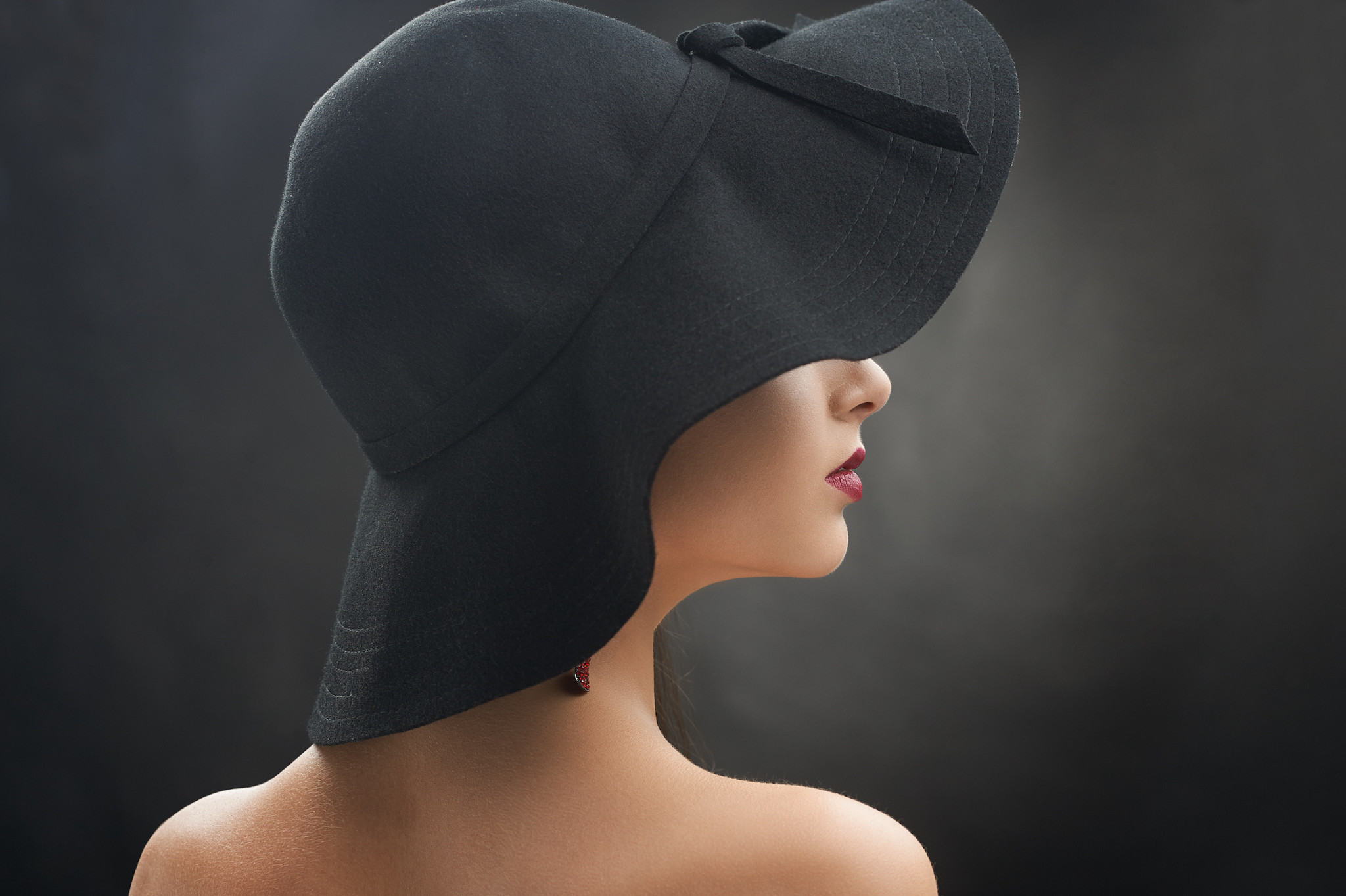 Schilderij - Elegante vrouw met zwarte hoed, Stijlvol, Premium Print, wanddecoratie