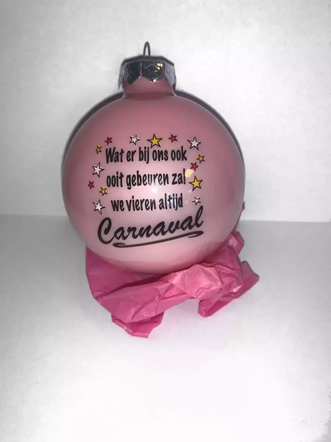 Kerstbal glas 8 cm tekst 'Wij vieren altijd Carnaval' | Rood - Wit - Geel - Roze