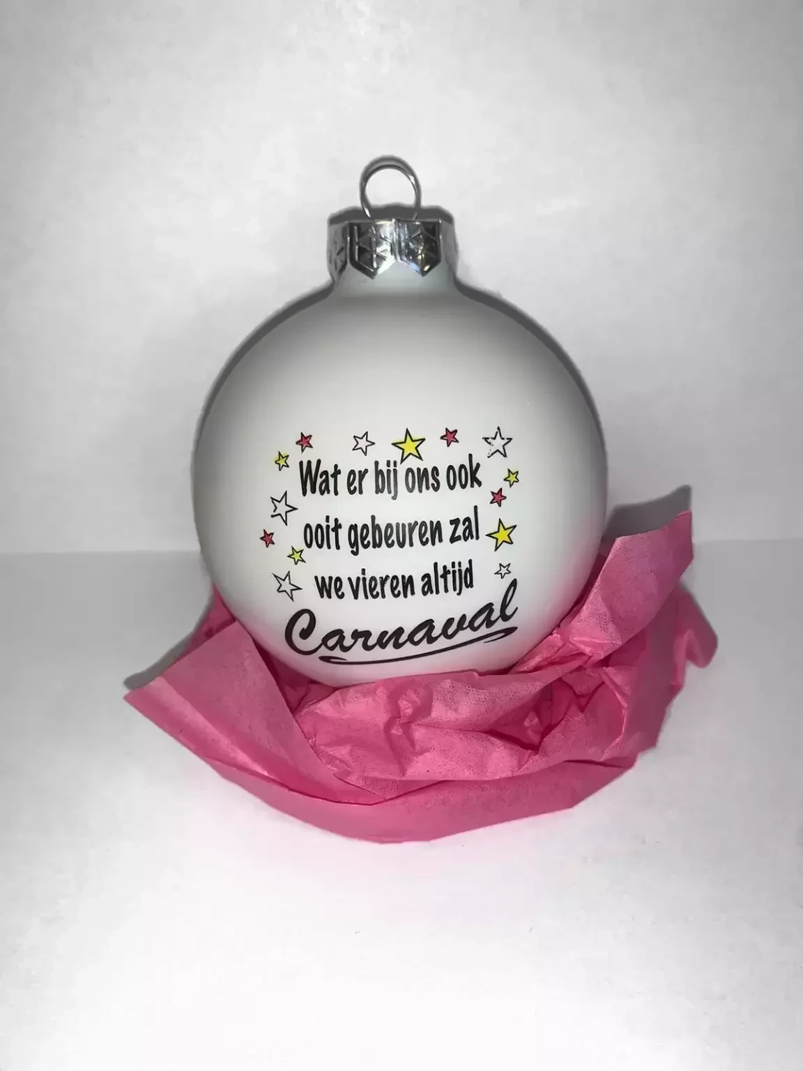 Kerstbal glas 8 cm tekst 'Wij vieren altijd Carnaval' | Rood - Wit - Geel
