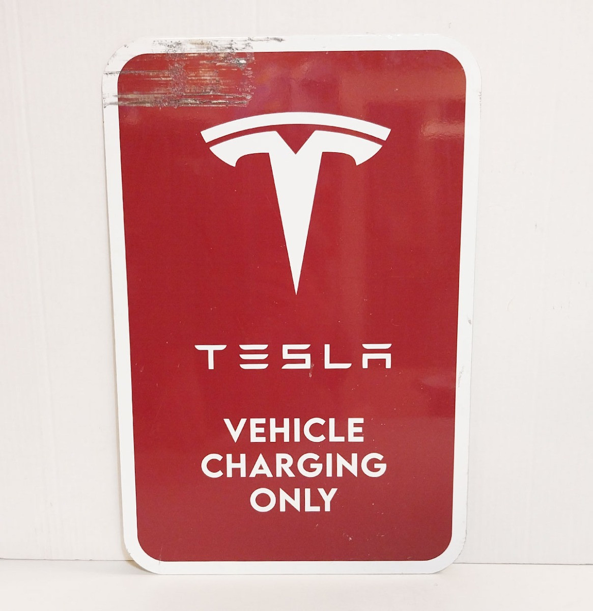 Tesla Charging - Origineel Amerikaans Verkeersbord - 46 x 30cm
