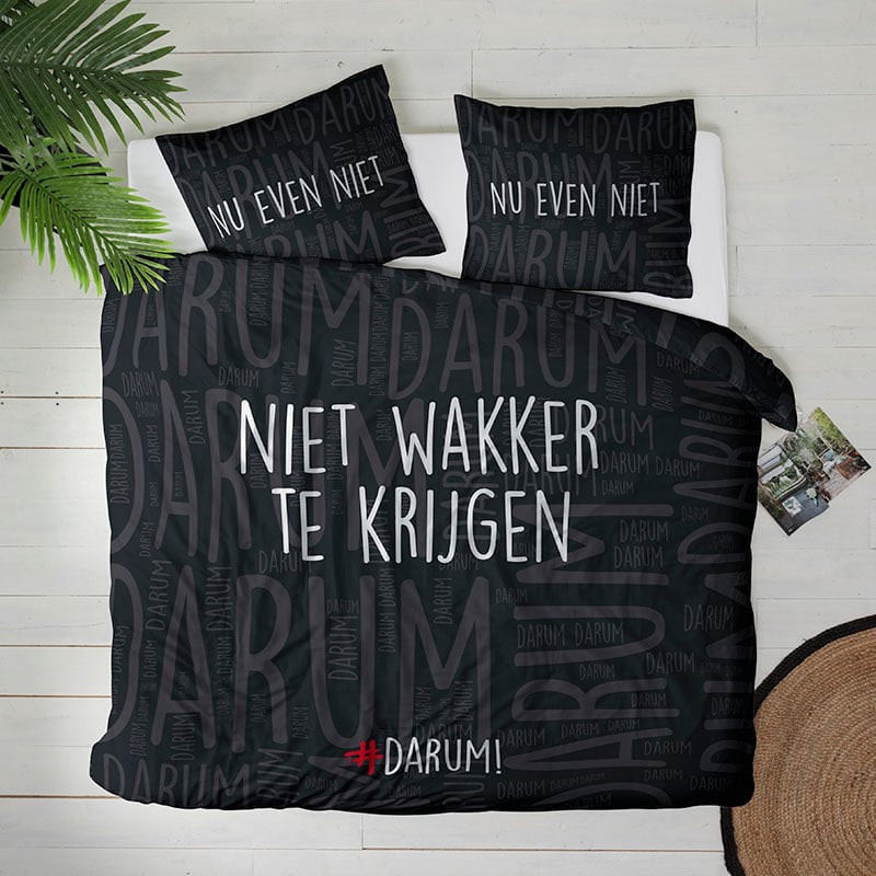 Dekbedovertrek #DARUM! Niet Wakker Te Krijgen - Tweepersoons (200x200 cm) - Zwart Microvezel - Dessin: Tekst - #DARUM! - Dekbed-Discounter.nl