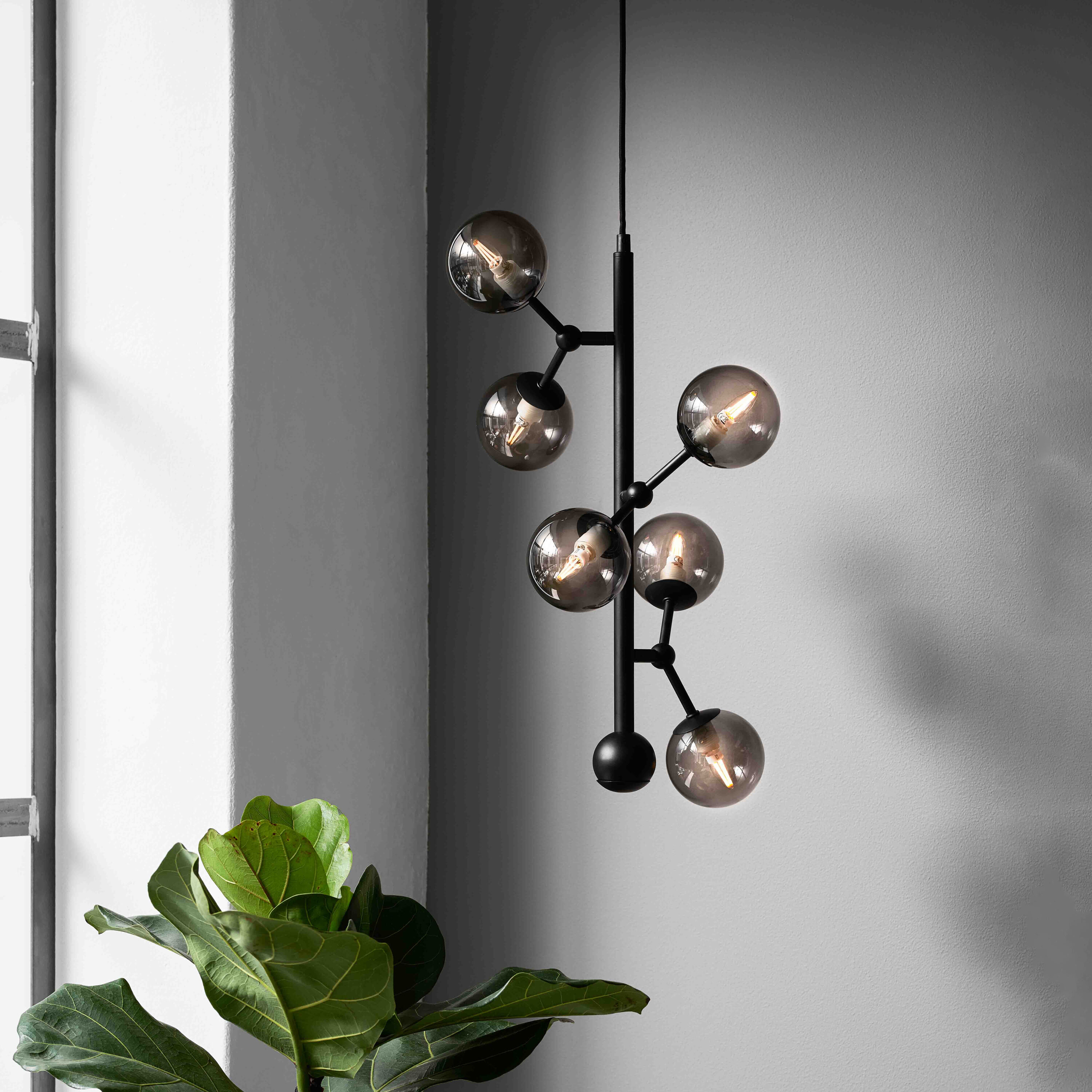 Halo Design Hanglamp 'ATOM' Verticaal, 6-lamps, kleur Zwart / Smoke