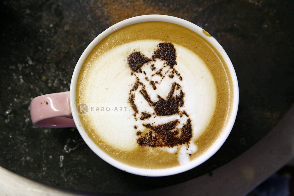 Afbeelding op acrylglas - Banksy, Kussende agenten, Latte Art , Beige bruin , 3 maten , Wanddecoratie