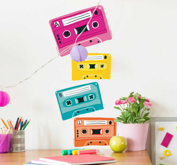 Muursticker jaren 80 gekleurde cassettebandjes
