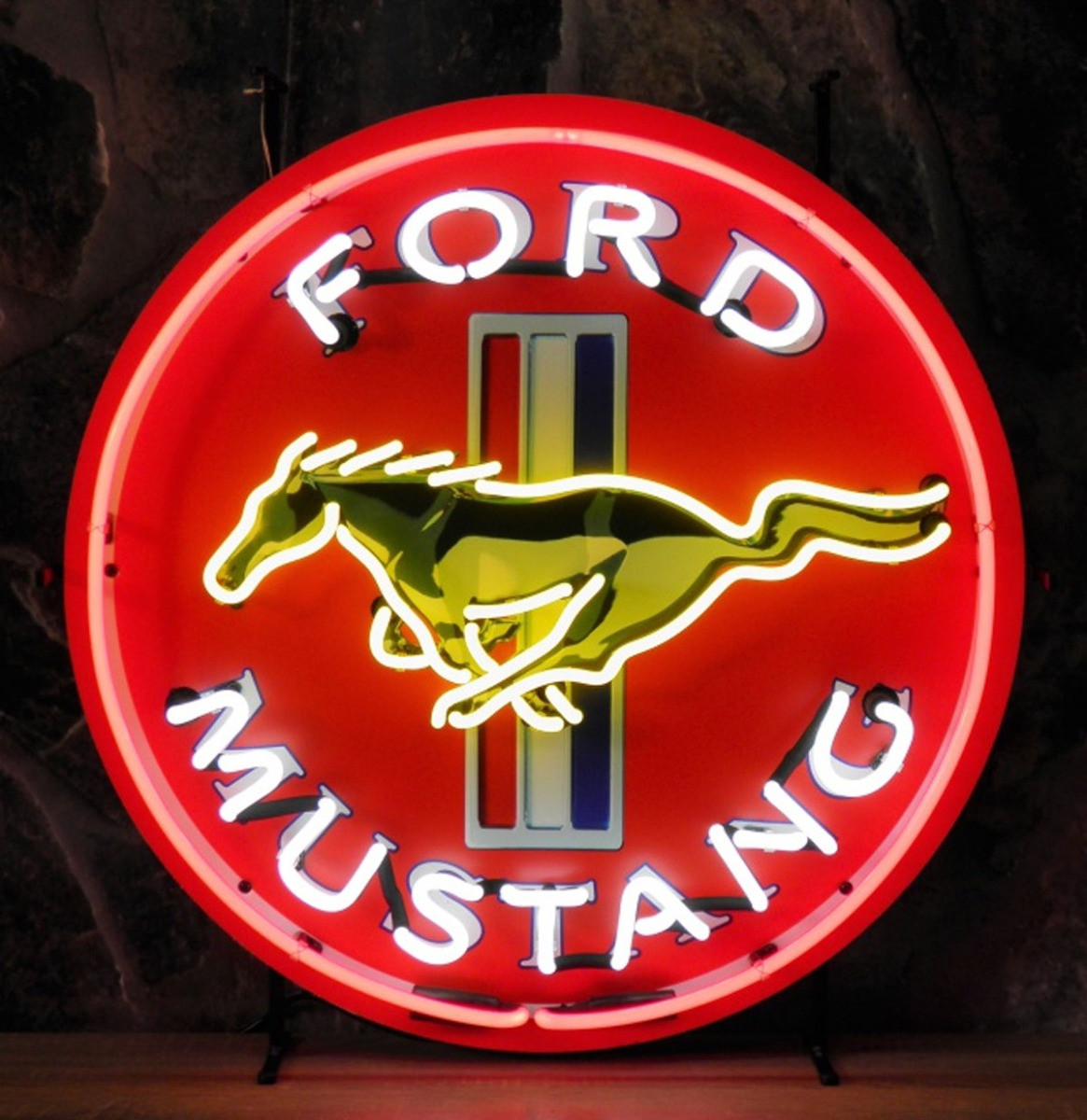Ford Mustang Neon Verlichting Gele Paard 65 x 65 cm