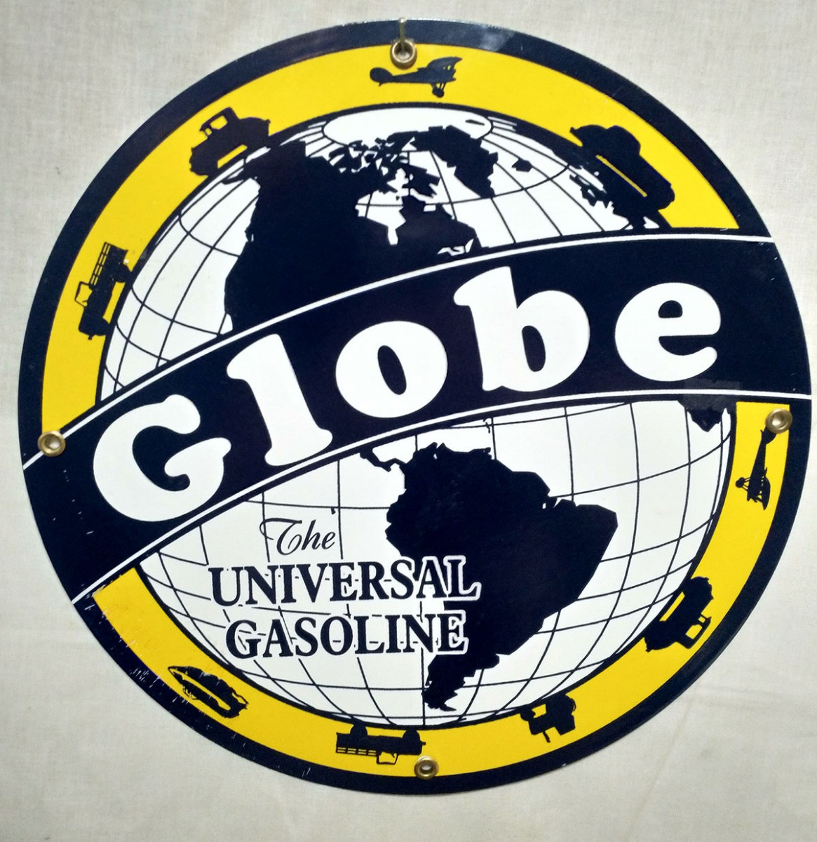 Globe The Universal Gasoline Emaille Bord