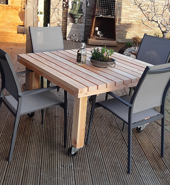 Tuintafel Douglas hout | Duurzame tafel van 120-120cm Met wieltjes