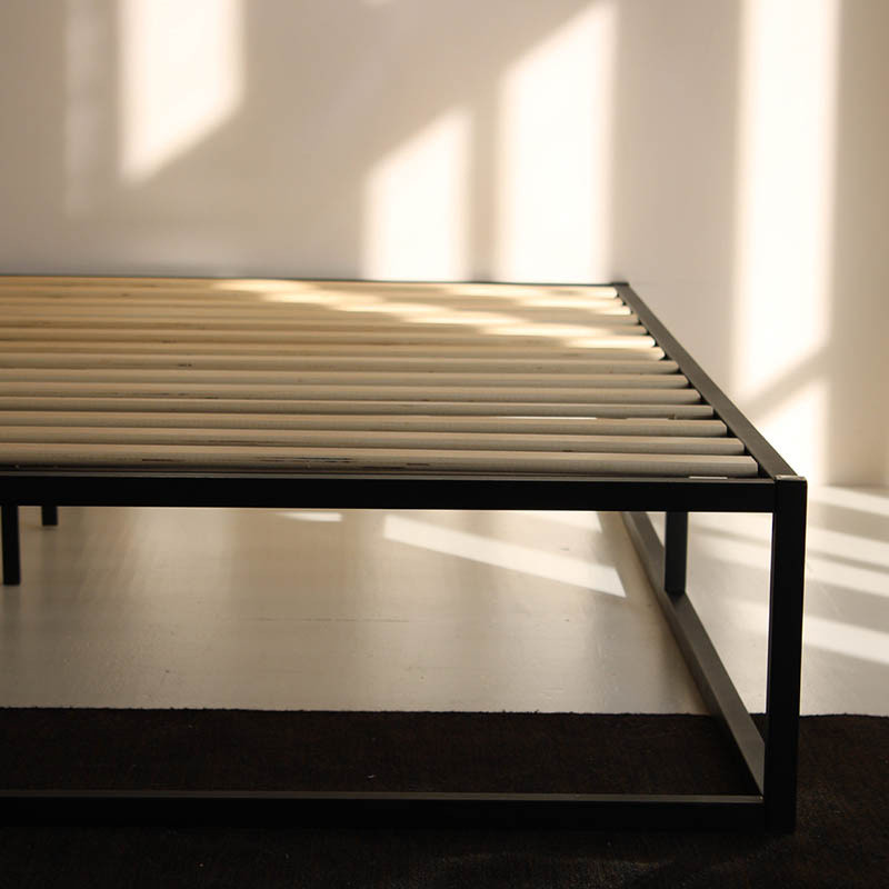 2-Persoons Luxe Metalen Bedframe - Zwart 160x200 cm - - Inclusief Topper - Dekbed-Discounter.nl