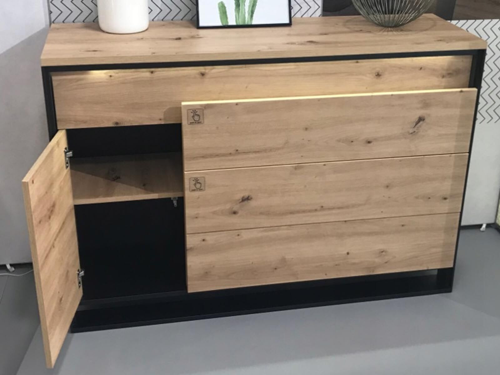 Dressoir QUANTINO 1 deur 4 lades eik artisanaal/zwart met led